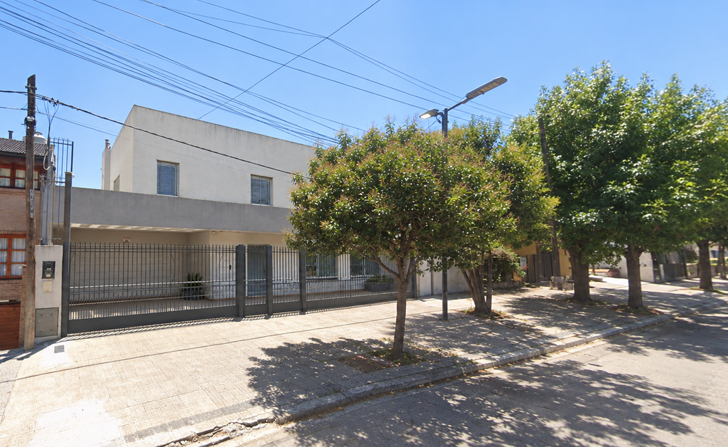 Vivienda construida en un barrio arbolado